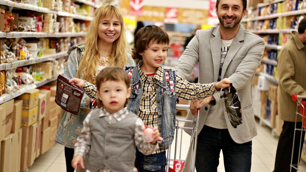 Un père, une mère et leurs deux enfants font des courses.