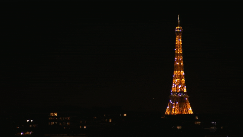 La Tour Eiffel brille dans le noir.