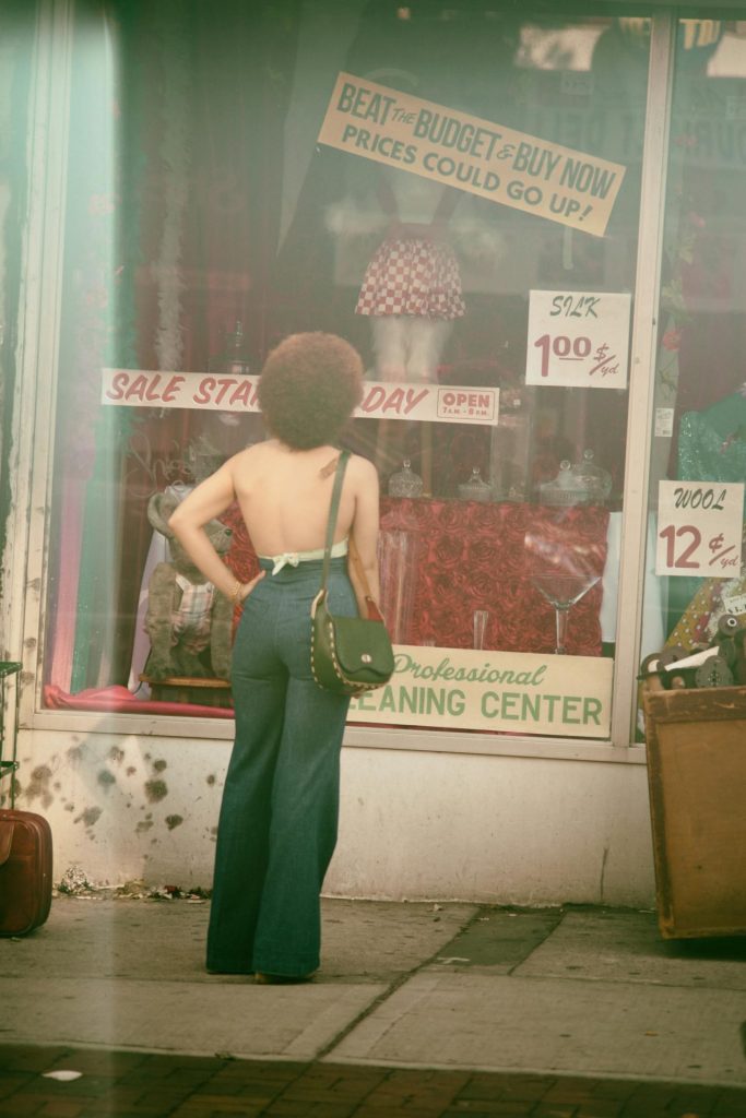 femme qui regarde une vitrine