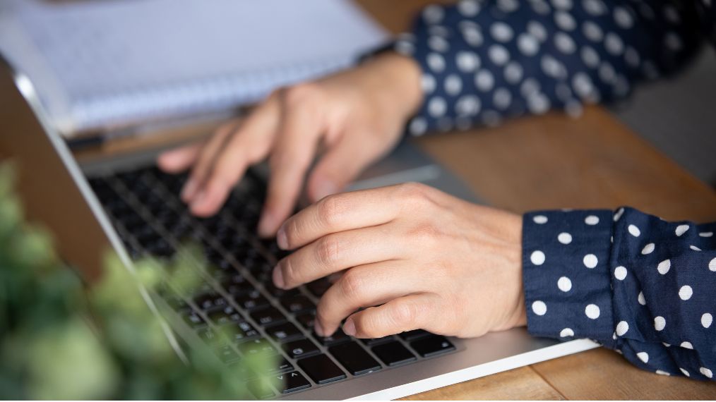 personne qui écrit sur ordinateur