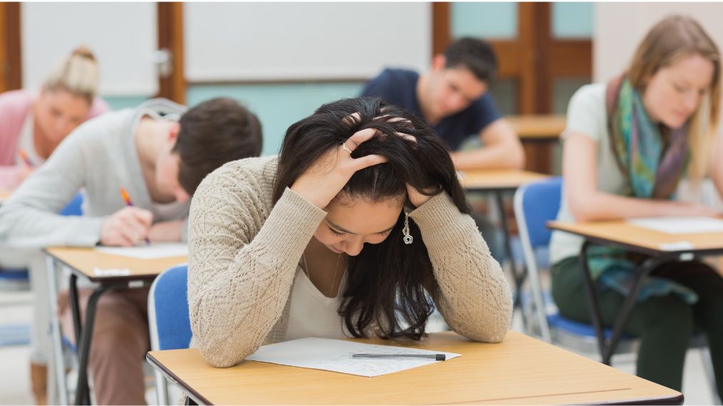 étudiante en examen