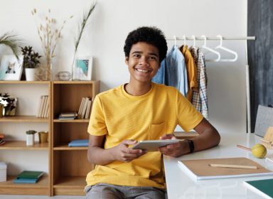 Comment installer un espace de travail efficace à la maison pour votre enfant ? 