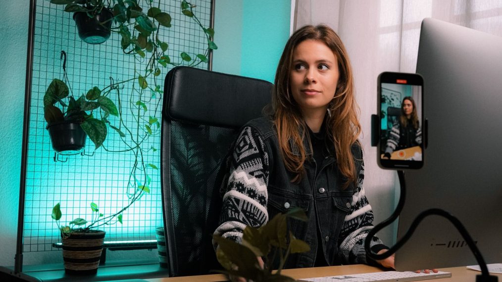 influenceur devant son téléphone