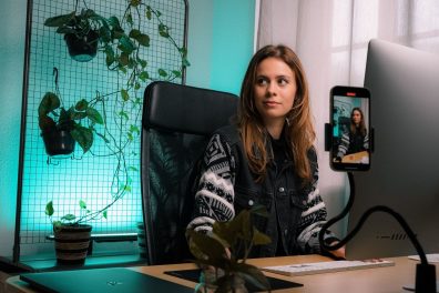 Comprendre l’impact des influenceurs sur les jeunes 
