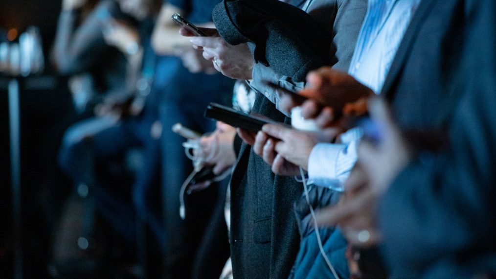 Mains qui tiennent des smartphones