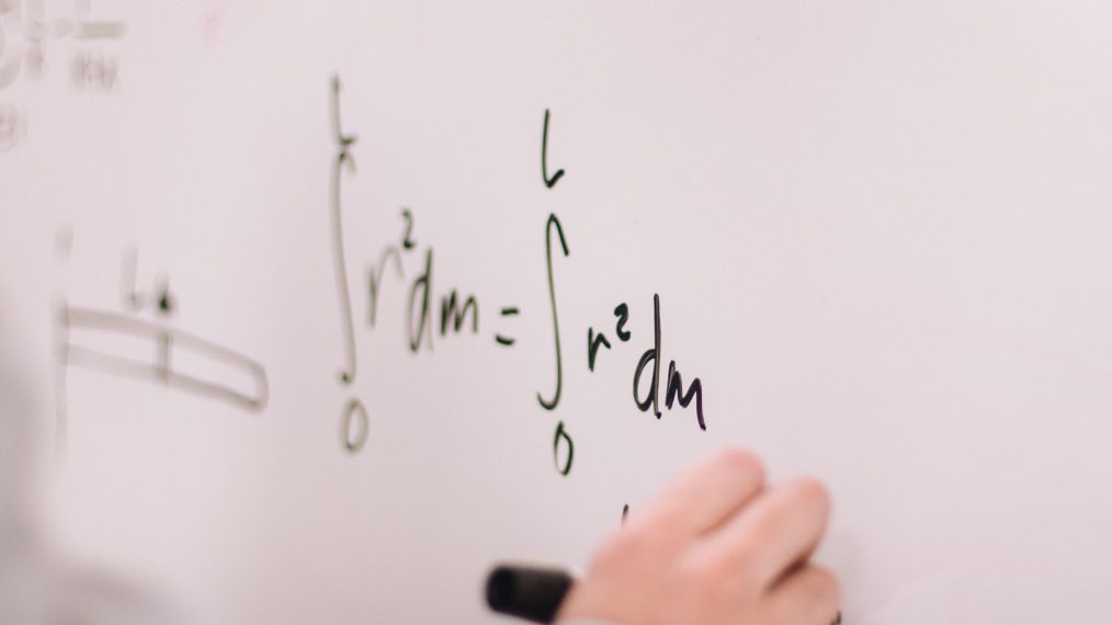 tableau blanc avec des formules de maths