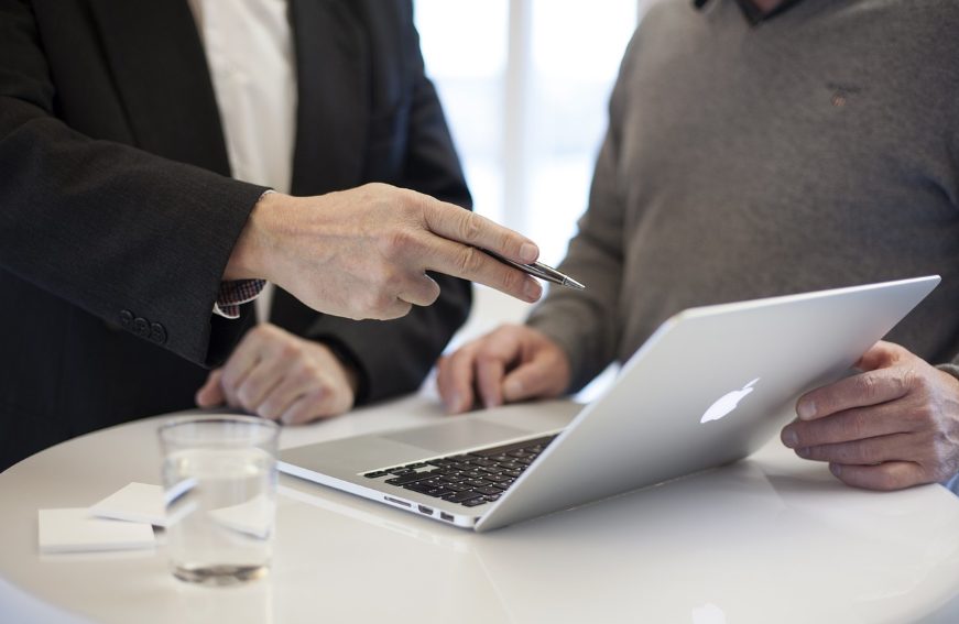 Personnes devant un ordi