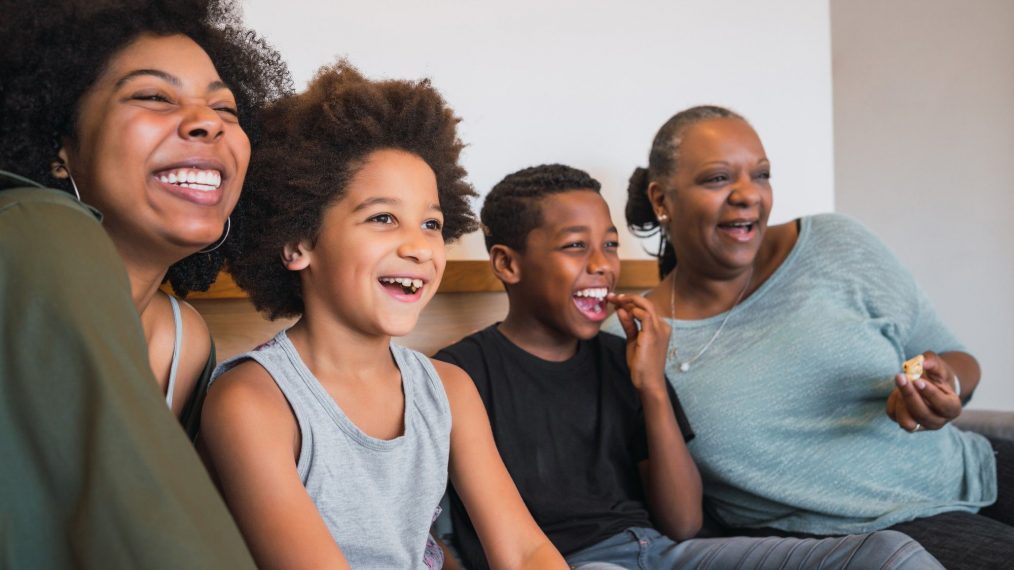 famille regardant un film