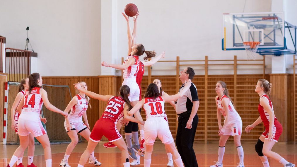 Joueuses de basket au lycée
