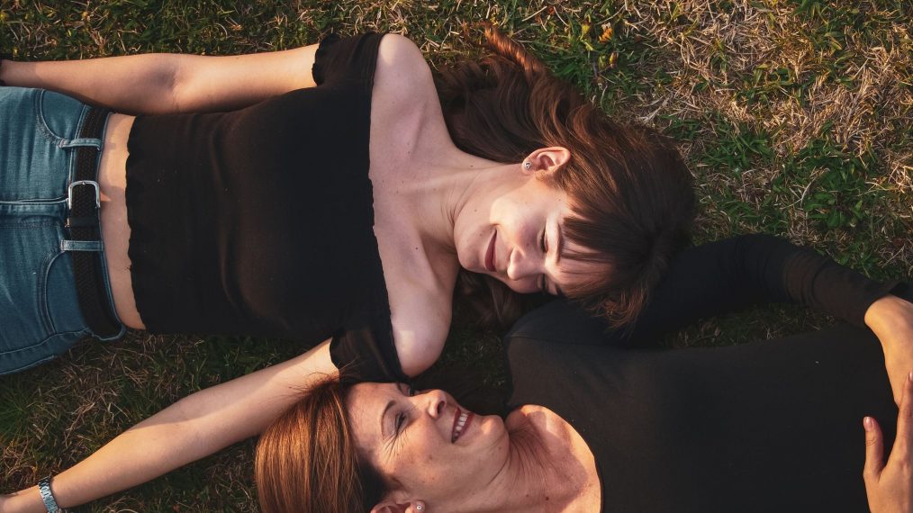 Maman et sa fille allongées dans l'herbe