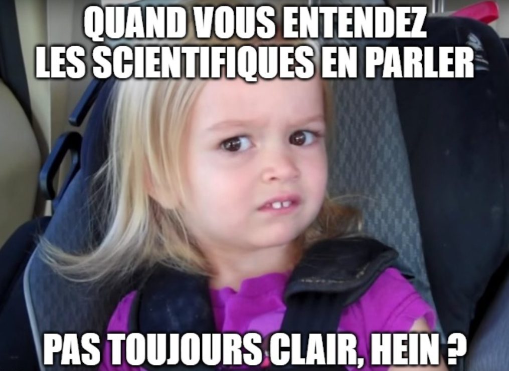Une petite fille ne comprend pas ce qu'on est en train de lui expliquer.