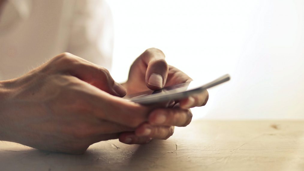 Personne surfant sur son téléphone