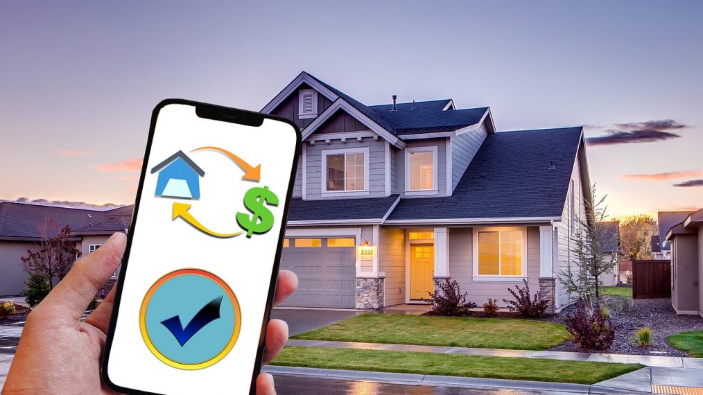 L'image montre une application de téléphone, montrant une location de maison validé avec une maison en arrière plan.