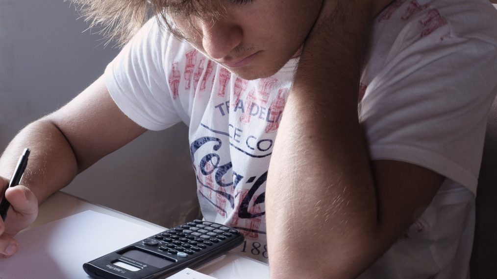 Un élève travaille avec sa calculatrice