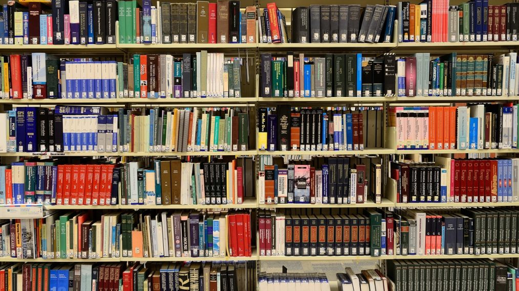 Bibliothèque avec des livres