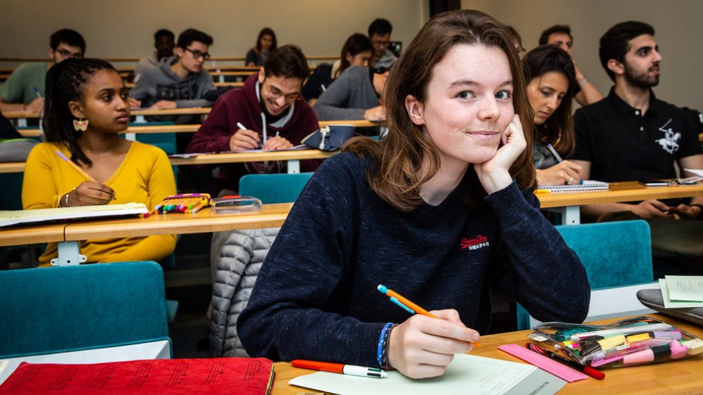 Des étudiants en plein cours de mathématiques
