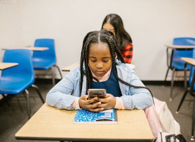 Comment prévenir le cyberharcèlement chez vos enfants 