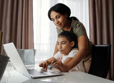 École à la maison : comment passer de parent à enseignant ?​ ‍