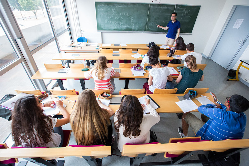 Des lycéens écoutent leur professeur.