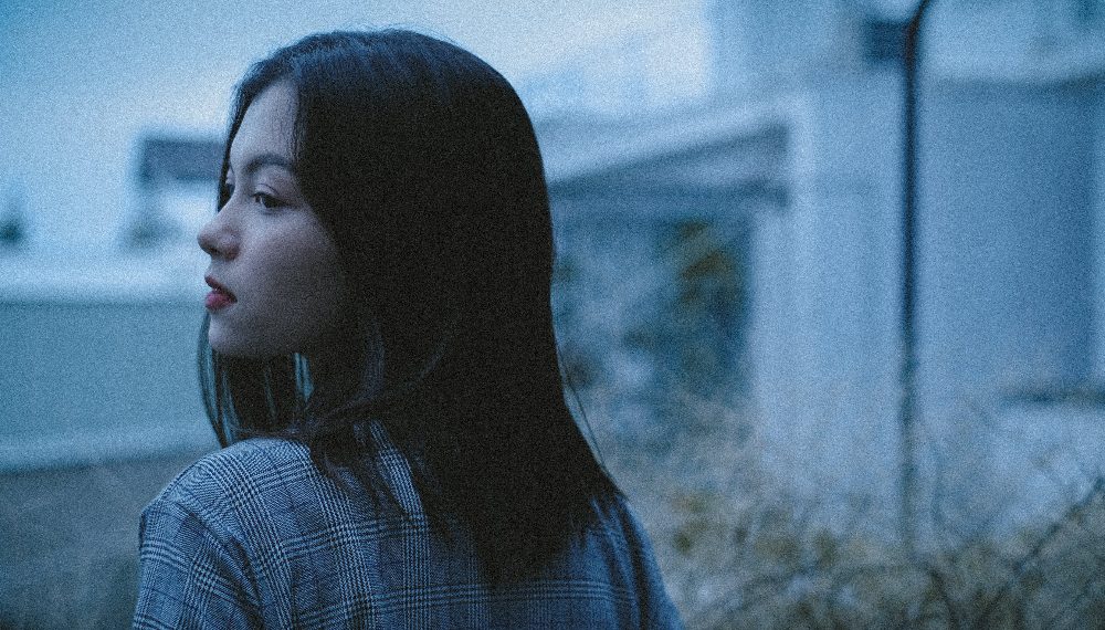 Fille qui se promène dehors, à la tombée de la nuit.