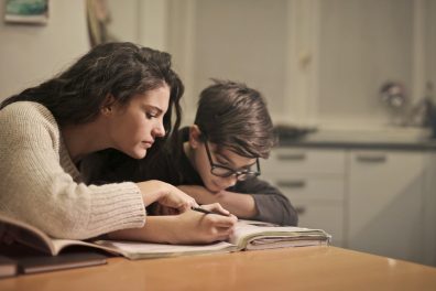 Devoirs : comment aider mon enfant dans une matière que je ne maîtrise pas ? 
