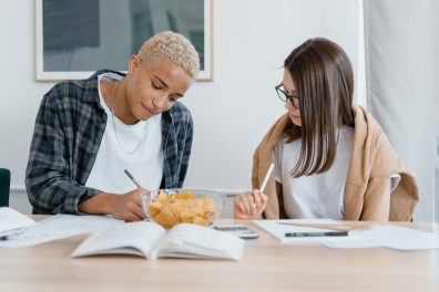 Comment aider CONCRÈTEMENT votre ado à trouver un stage ? 