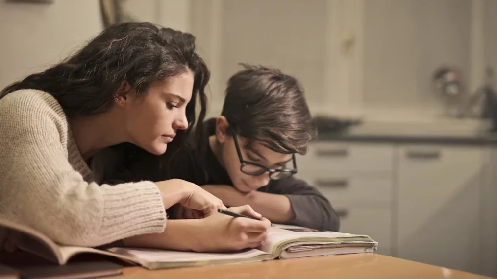 Une mère aide son ado à travailler sa persévérance.