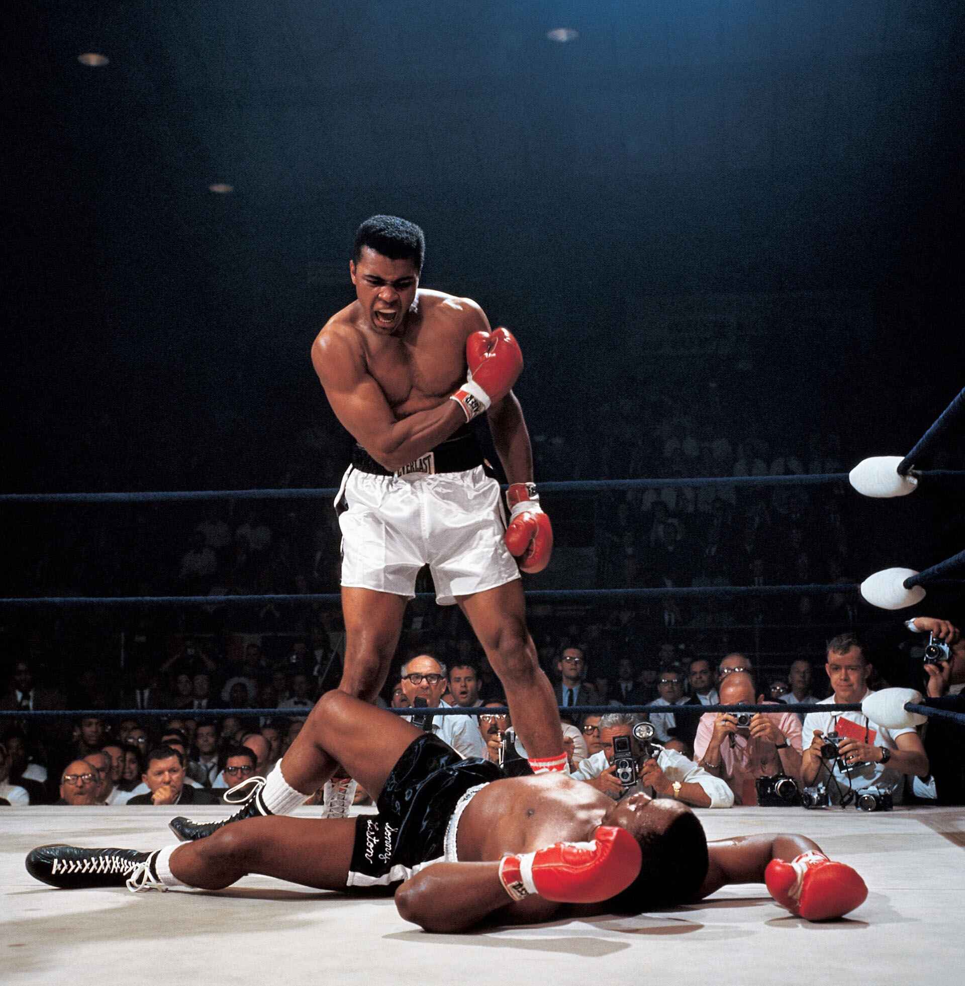 Muhammad Ali debout face à Sonny Liston