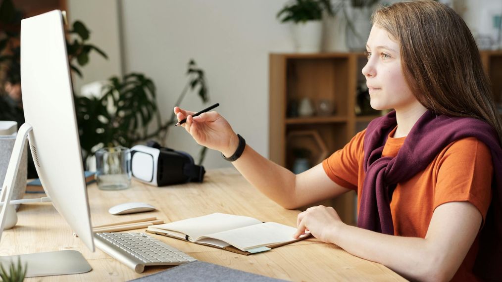 Une collégienne consulte ses choix d'affectation.