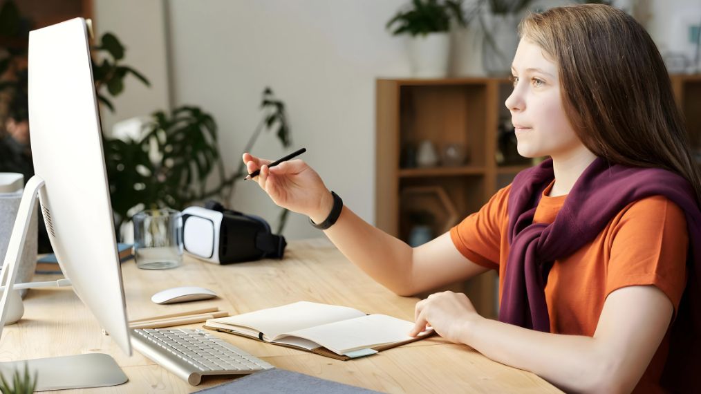 Une jeune fille fait des cours de soutien en ligne.