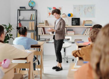 Comment mon enfant peut-il gagner en autonomie grâce au soutien scolaire ? 
