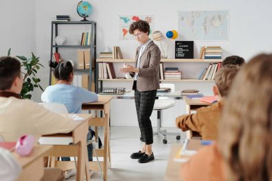 Comment mon enfant peut-il gagner en autonomie grâce au soutien scolaire ? 