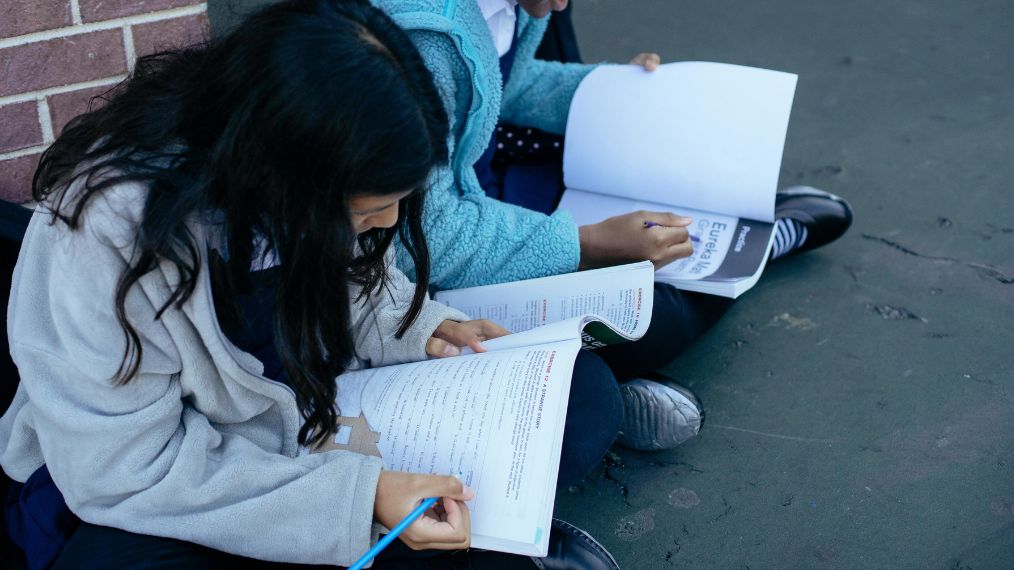 Une fille travaille sur son examen