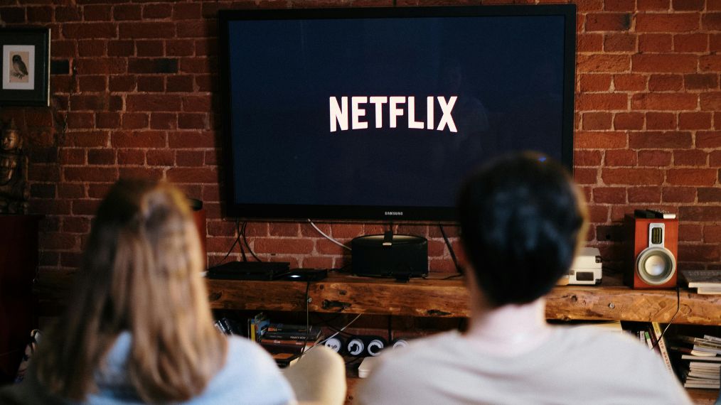 Deux personnes regardent Netflix.