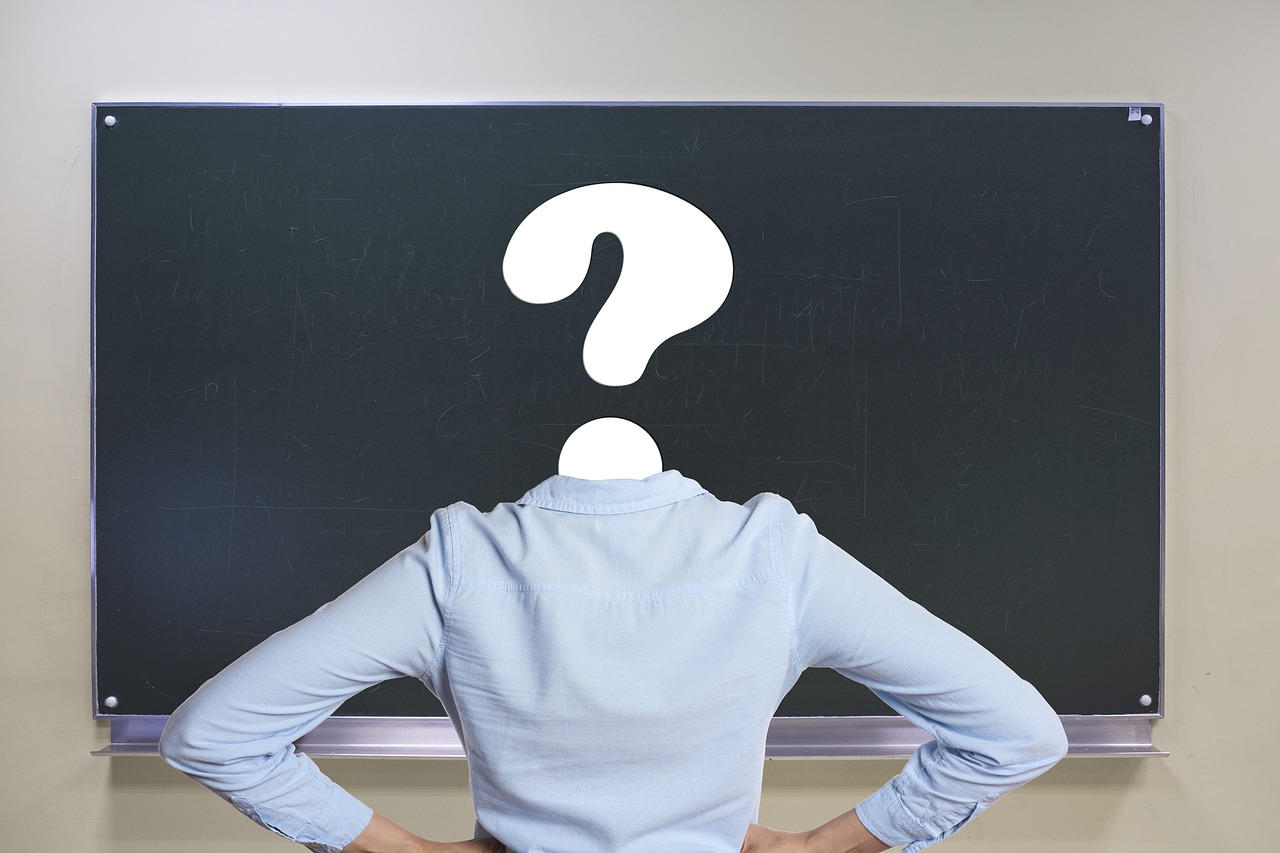 Un prof de dos avec un point d'interrogation à la place de la tête