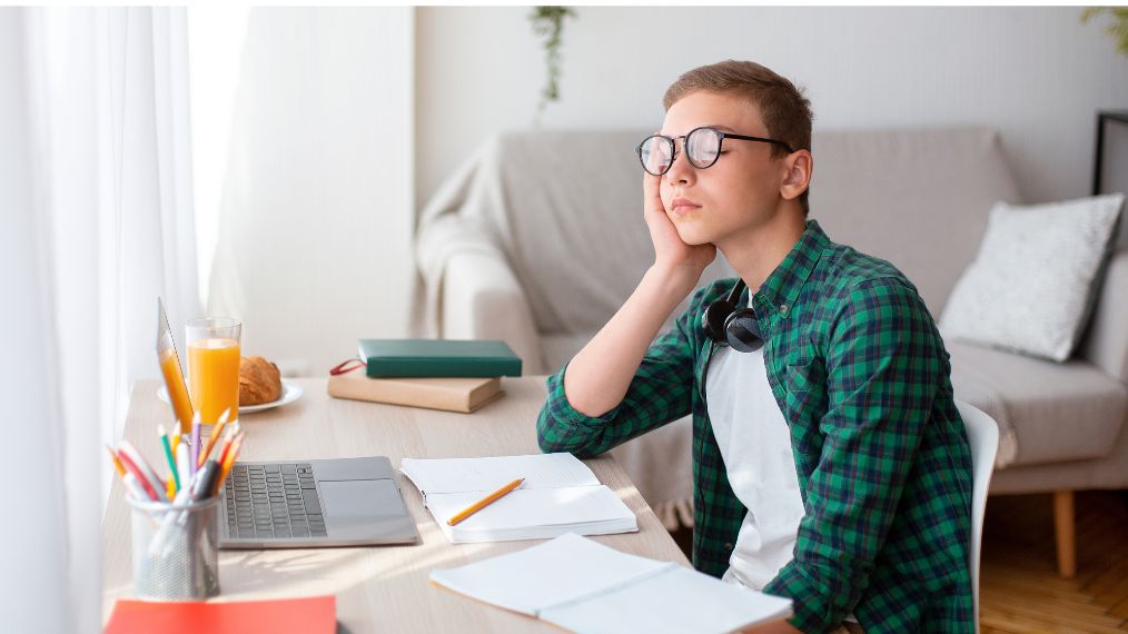 Comment aider son ado à mieux travailler au lycée ? 