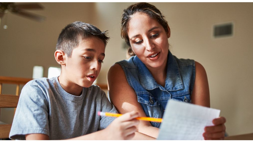 un jeune étudiant et sa mère