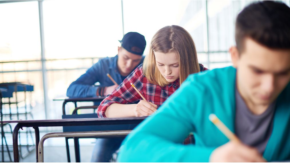 une élève en examen