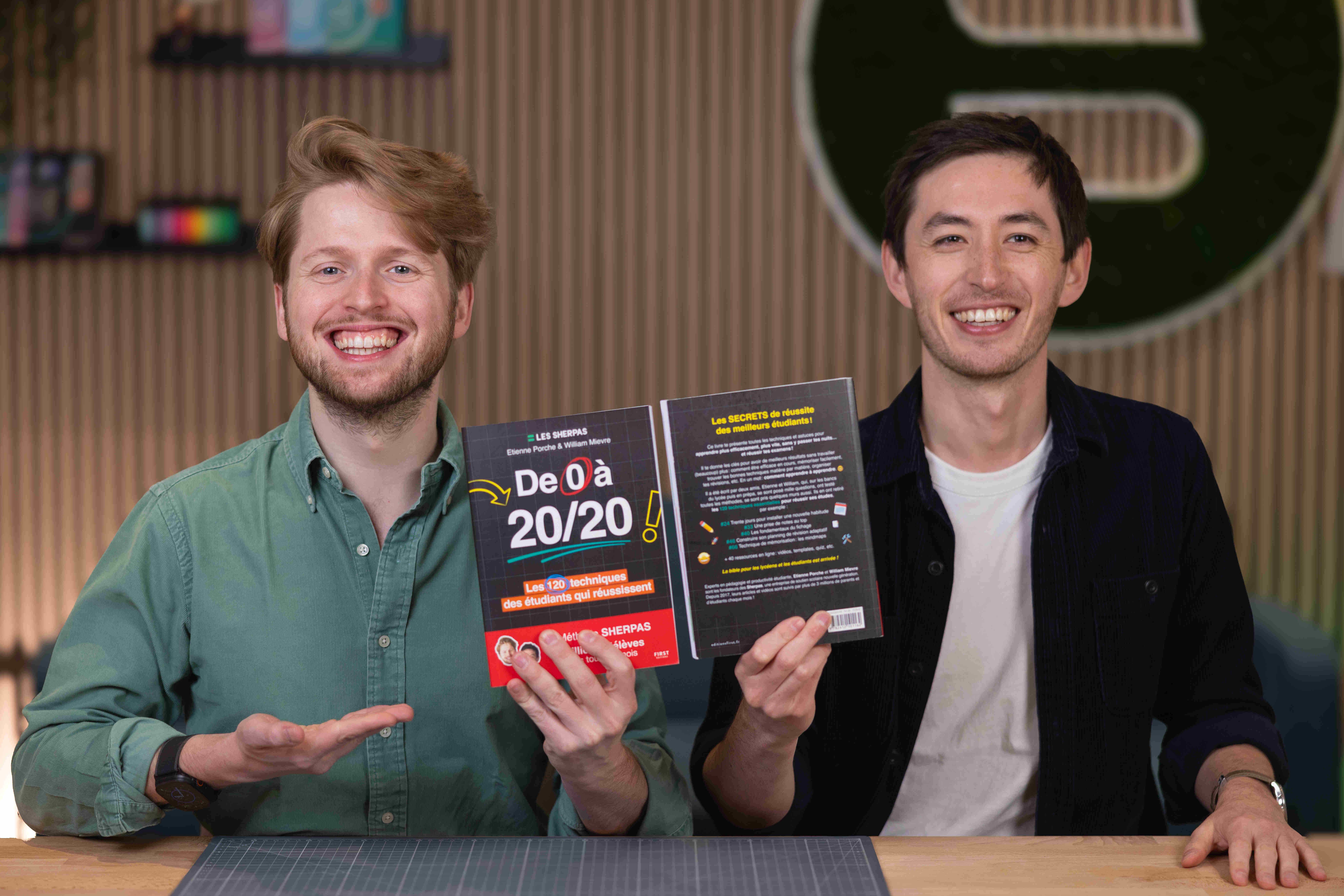 Etienne et Will avec un exemplaire du livre de 0 à 20