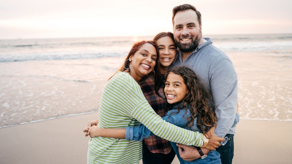 famille de 4 qui sourit
