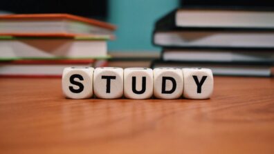 dés où il est inscrit "study"