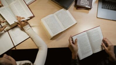 livres poser sur un bureau