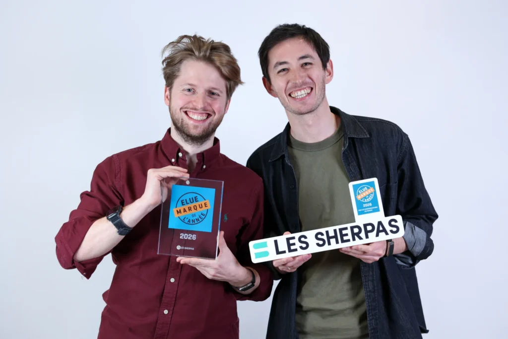 Etienne et William, fondateurs de Les Sherpas, avec le trophée Elue Marque de l'Année 2026
